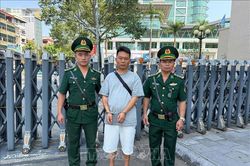 Khởi tố đối tượng người nước ngoài vận chuyển trái phép 355 triệu đồng qua biên giới