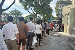 Sau khai giảng, phụ huynh TP.HCM vẫn xếp hàng mua sách giáo khoa cho con