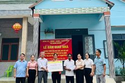 Bàn giao 7 nhà Đại đoàn kết cho hộ dân khó khăn