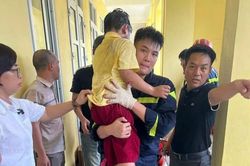 Học sinh lớp 2 mắc kẹt trong khe tường, cảnh sát giải cứu sau 30 phút