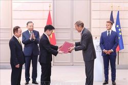 Tổng Bí thư, Chủ tịch nước Tô Lâm và Tổng thống Pháp chứng kiến trao văn kiện hợp tác giữa hai nước