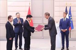 Tổng Bí thư, Chủ tịch nước Tô Lâm và Tổng thống Pháp chứng kiến trao văn kiện hợp tác giữa hai nước