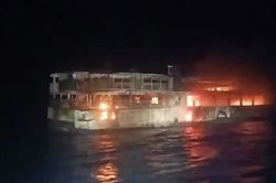 Phà chở 134 người bốc cháy ngoài khơi Philippines, 5 người chết, 87 người mất tích