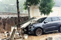 Mưa lớn ở Cam Ranh làm sập tường rào, đè móp đầu xe Ford Everest