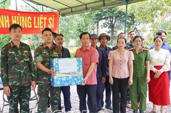 Lãnh đạo xã Năm Căn thăm, động viên lực lượng lấy mẫu sinh phẩm hài cốt liệt sĩ