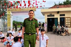 Câu chuyện ấm áp phía sau hình ảnh công an đưa em nhỏ đến trường