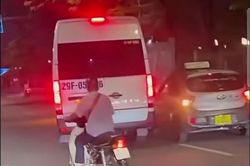 Hai ô tô đuổi nhau, lạng lách sau va chạm trên đường Hà Nội