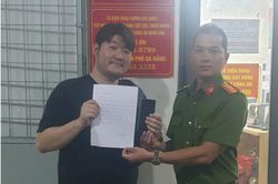 Du khách nước ngoài cảm ơn lực lượng Công an