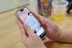 'Cuộc đời trôi nhanh qua những cú vuốt màn hình'