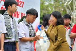 Trao trợ cấp học tập cho 600 học sinh vượt khó, hiếu học