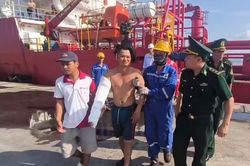 Cấp cứu ngư dân bị tai nạn lao động trên biển