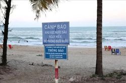 Cứu nạn 3 người bị dòng chảy cuốn xa bờ tại bãi biển Mỹ Khê