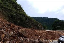 Khắc phục sạt lở đất đá trên các tuyến đường sau mưa lớn