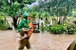 Công an Quảng Trị bám địa bàn giúp dân ứng phó ngập lụt