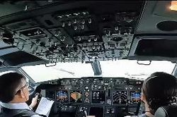 Khoảnh khắc Nhà vua Thái Lan và Hoàng hậu tự lái chuyên cơ đến Hà Nội