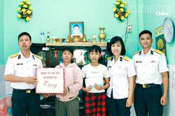 Lính hải quân đỡ đầu con ngư dân