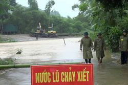 Trượt chân ngã xuống suối trên đường đi làm, người đàn ông bị lũ cuốn tử vong