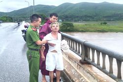 Ngăn chặn thanh niên 'làm xiếc' trên thành cầu