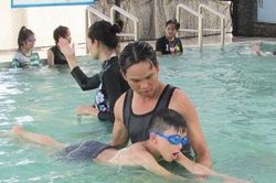 Cho con học bơi, cha mẹ cần lưu ý điều này