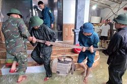 Ninh Bình khẩn trương hỗ trợ người dân vùng ngập lụt