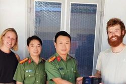 Điện Biên: Công an xã Mường Pồn trao trả hộ chiếu thất lạc cho 4 du khách