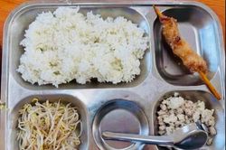 Bữa ăn bán trú: Khi phụ huynh lo con ăn chưa đủ
