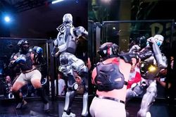 Trận đấu đấm bốc giữa robot và con người