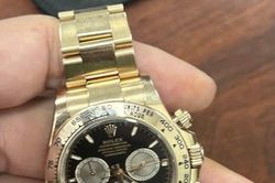 Công an cửa khẩu Cảng hàng không quốc tế Đà Nẵng tìm trả đồng hồ Rolex 1,6 tỷ đồng cho du khách