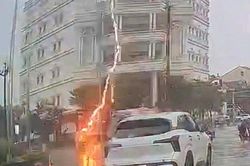 Người phụ nữ bị sét đánh nguy kịch khi đang lái xe máy
