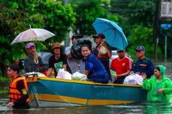 Người dân Bangkok kể lại những giờ vật lộn với nước ngập