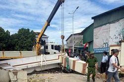 Xe cẩu va cổng làng, bé trai lớp 3 bị đứt lìa cánh tay