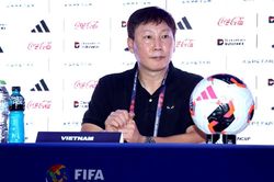 Thua Thái Lan, HLV Kim Sang-sik tiếc vì không có Xuân Son trên sân