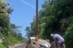Đắk Lắk: Kịp thời xử lý tảng đá lớn lăn xuống mặt đường quốc lộ 27