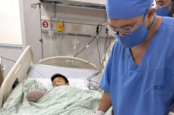 Cổng làng đổ sập đè bé trai 8 tuổi: Bác sĩ tạm nối bàn tay vào chân