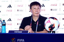 HLV Kim Sang-sik 'rất xấu hổ', nói thẳng lý do tuyển Việt Nam thua Thái Lan