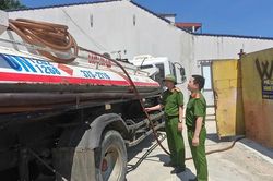 Phát hiện cơ sở thu mua phế liệu có dấu hiệu kinh doanh dầu không phép