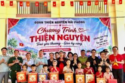 Trao tặng trên 400 triệu đồng hỗ trợ Trường PTDT bán trú Tiểu học và THCS Sơn Vĩ