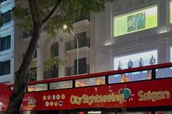 Du khách ngồi xe buýt hai tầng ngắm TP.HCM giữa trời mưa