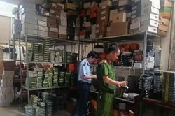 Phát hiện cơ sở sản xuất giấy vệ sinh, khăn giấy nghi giả mạo nhãn hiệu
