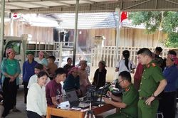 Những bước chân đưa công dân số về bản