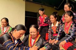Độc đáo nghề tạo hoa văn trên trang phục truyền thống của người Mông hoa