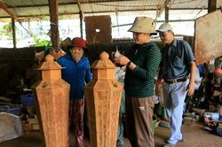 Đôi lục bình độc đáo từ vỏ quế