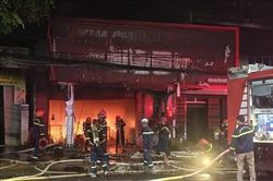 Nỗ lực khống chế đám cháy ở Hà Nội và Đắk Lắk
