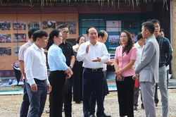 Phó Chủ tịch UBND tỉnh Nguyễn Minh Phú kiểm tra công tác tổ chức Ngày hội Văn hóa dân tộc Mông