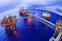 Năng lượng phân hóa mạnh: Lọc dầu hưởng lợi, hàng không chịu sức ép từ giá nhiên liệu