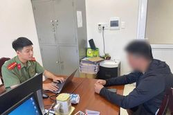 Phạt tiền người đàn ông dán quảng cáo trái phép lên cột điện