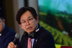 Chủ tịch HDBank Kim Byoungho nhận cúp Thánh Gióng 2026, ghi dấu Top 10 Doanh nghiệp Việt Nam tiêu biểu
