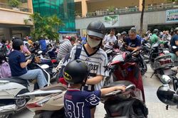 Phụ huynh tại Hà Nội chủ động trang bị mũ bảo hiểm khi đưa đón con
