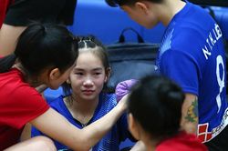 Libero trẻ nhất VN nằm sân vì bị ngoại binh Mỹ đập bóng trúng mặt, khóc nức nở tưởng lệch cả hàm