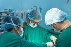 Dị vật kẹt 6 tháng trong cổ bé trai 6 tuổi, chèn ép khí quản